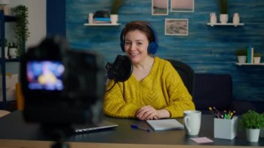 Ev stüdyosunda podcast sırasında hayattan bahseden blogcu