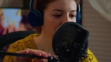 Podcast mikrofonundan konuşan etkili kişiyi kapat