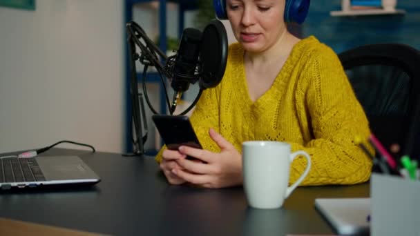 Video blogger vragen lezen van fans met behulp van smartphone — Stockvideo