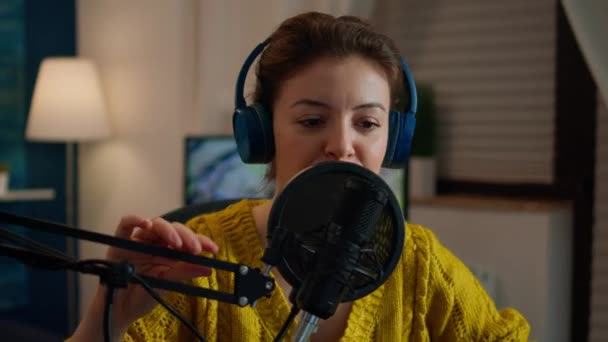 Жінка організовує професійний подкаст для запису мікрофонів — стокове відео