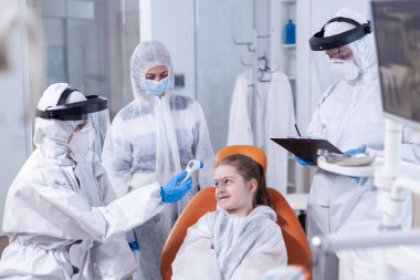 Dişçi küçük kız vücut ısısı hakkında konuşuyor.