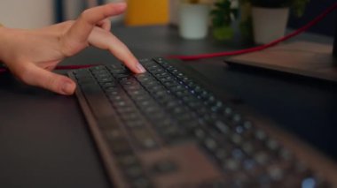 Video oyunu oynayan kadın oyuncunun ellerinde yakın çekim