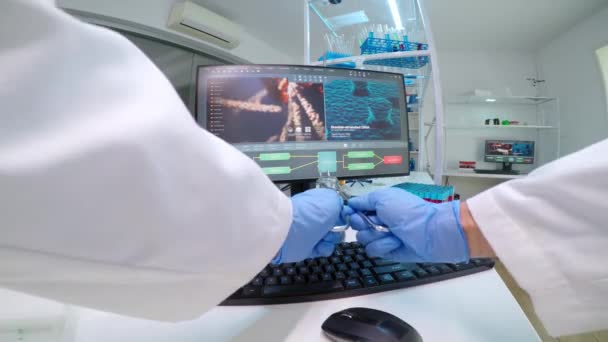 FPV del médico investigador poniendo recipiente de vidrio químico con licuado azul en el escritorio — Vídeos de Stock