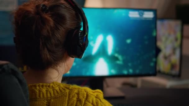 Profesyonel çevrimiçi oyun oynayan kadının arka planı — Stok video