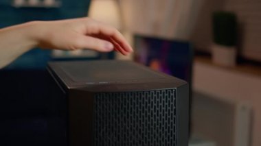 Bilgisayar biriminin başlama düğmesine basarak profesyonel esport oynatıcısı