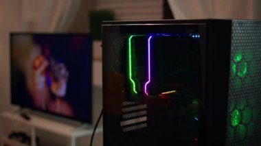 Renkli RGB ışıkları olan güçlü oyun birimi oyun turnuvası için hazır.
