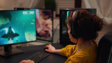 Profesyonel esport kadın oyuncu mikrofon kullanarak konuşuyor.
