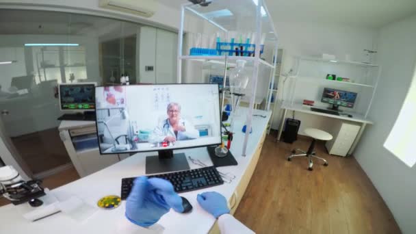 POV de conseils scientifiques avec un médecin professionnel sur appel vidéo — Video