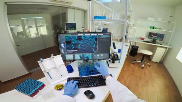Laborarzt hält Reagenzglas mit blauer Probe — Stockvideo