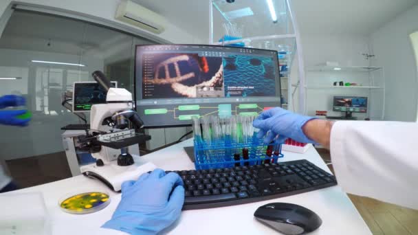 FPV do médico químico segurando um frasco de solução azul olhando para ele — Vídeo de Stock