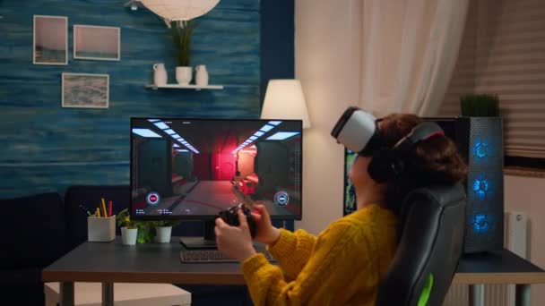 Mujer esport cyber juego en línea con auriculares de realidad virtual — Vídeo de stock