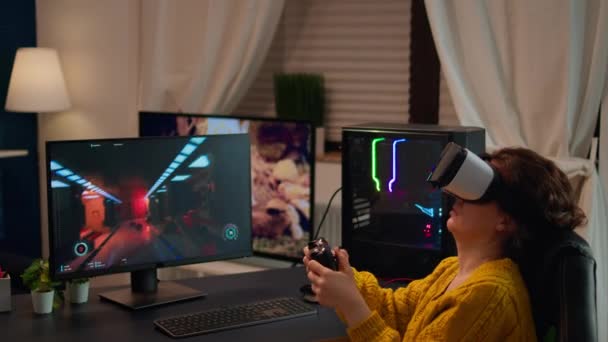 Boos vrouw dragen VR headset uitstappen na het verliezen van spel — Stockvideo