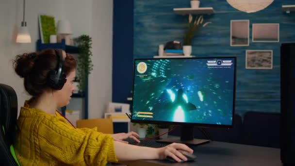 Mujer experta gamer jugando espacio shooter video juego — Vídeo de stock