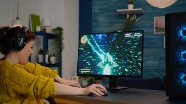 사이버 비디오 게임을 하는 직업 여성 — 비디오