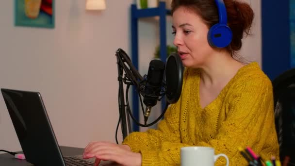 Vlogger запись подкаста с помощью микрофона в домашней студии — стоковое видео
