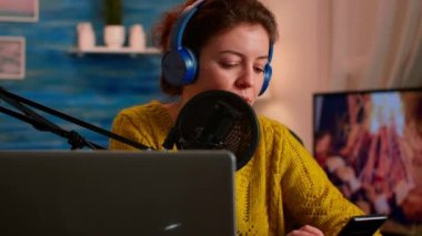 Podcast kaydederken çevrimiçi izleyici ile Vlog yazarı iletisi