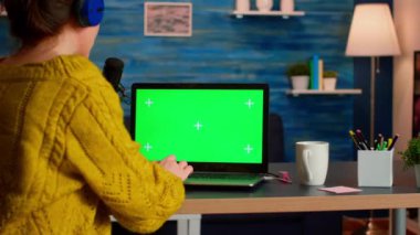 Yeşil ekran görüntülü dizüstü bilgisayarda yazan blogger