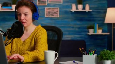 İzleyicilerden abone olmalarını isterken laptop 'a bakan nüfuzlu vlogger