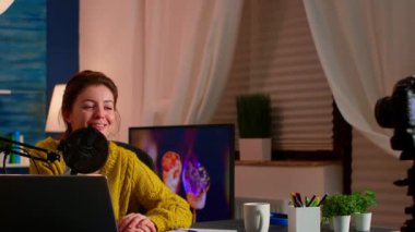 Canlı yayın sırasında konuşan ve gülümseyen nüfuzlu vlog yazarı