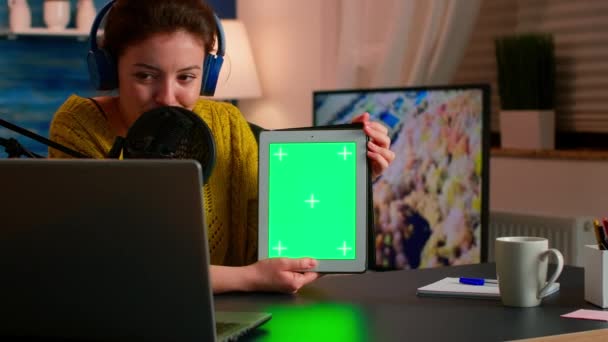Influenciador segurando tablet com tela verde falando durante podcast — Vídeo de Stock