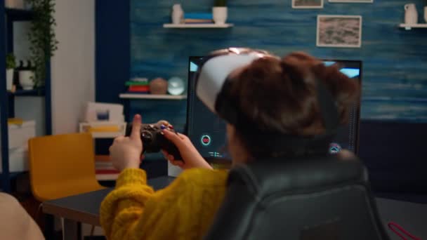 游戏女玩家在玩VR时输掉了电子游戏比赛 — 图库视频影像