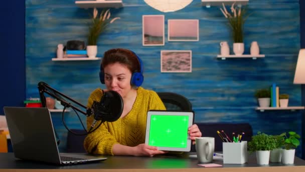 Vlogger mluví o tabletu s chroma klávesou desktop. — Stock video