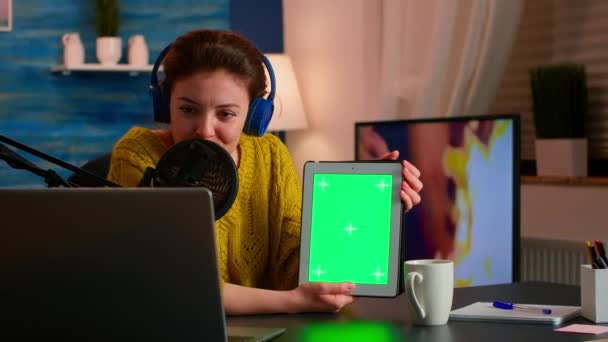 Tableta de retención de influenciador con pantalla verde — Vídeo de stock