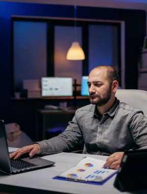 Frelancer şirket işyerinde fazla mesai yapıyor.