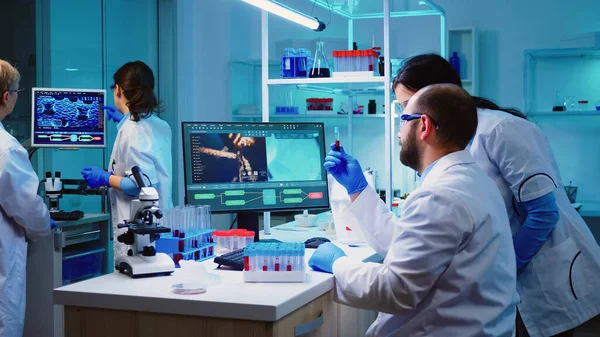 Mikrobiolog läkare tar ett blodprov röret från rack — Stockfoto
