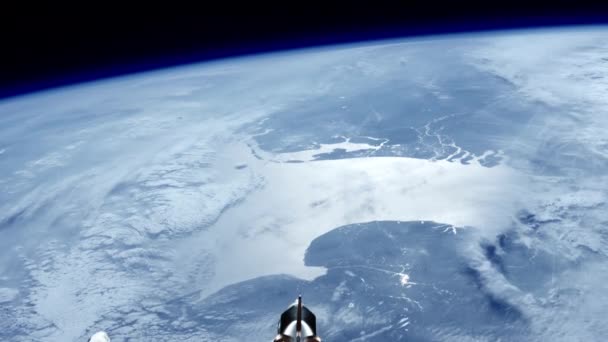 Mezinárodní vesmírná stanice ISS plovoucí na oběžné dráze nad planetou Zemi — Stock video