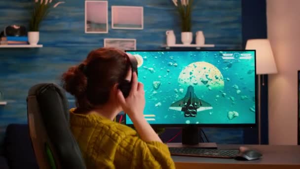 Pro gamer colocando em teste headset novo espaço shooter jogo de vídeo — Vídeo de Stock
