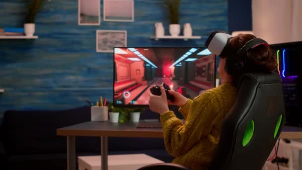 Pro mujer egame cyber jugar en línea con la realidad virtual — Vídeo de stock