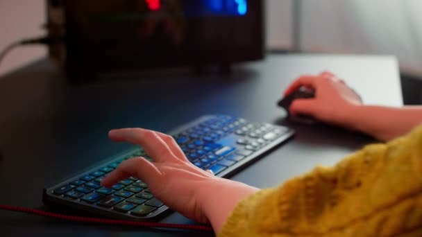 Detailní záběr na ženské ruce hráče hraní videohry — Stock video