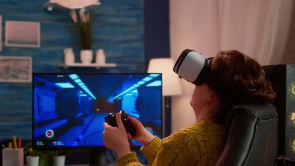 Ervaren gamer het dragen van VR spelen thuis video game — Stockvideo