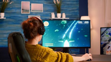 Profesyonel oyuncu yeni uzay nişancısı video oyunu için kulaklık takıyor