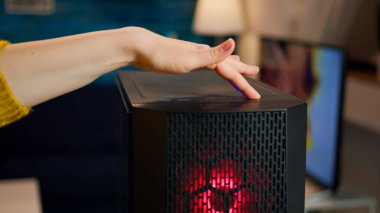 Bilgisayar ünitesinde kadın oyuncu gücü