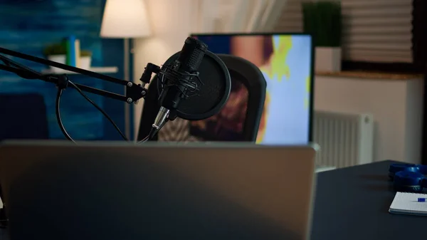 Podcast home studio in de woonkamer met professionele brodcasting — Stockfoto