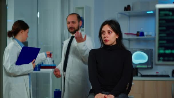 Equipe de cientistas médico discutindo o estado de saúde do paciente — Vídeo de Stock