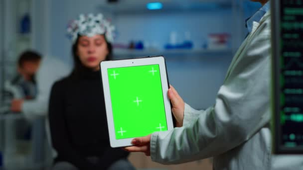 Gesundheitsforscher hält Tablet mit Chroma-Schlüssel in der Hand und schaut darauf — Stockvideo