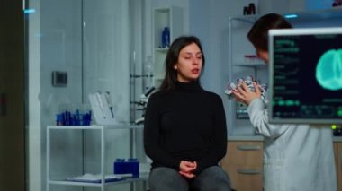 Nöroloji doktorunun yardımıyla hasta başına ekokardiyogram kulaklık takıldı.