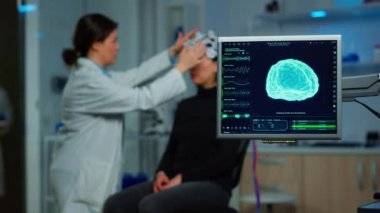 Nörolog doktor sinir sistemini analiz etmek için kulaklık kullanıyor.
