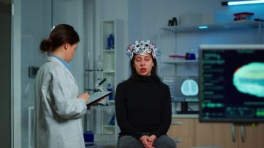 Araştırmacı nörolog hastaların semptomlarını soruyor.