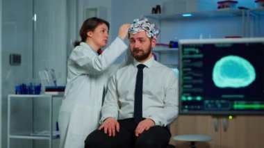 Beyin taraması olan hasta araştırmacı nöroloji doktoruyla konuşuyor.