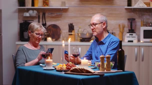 Использование телефонов во время романтического ужина — стоковое видео