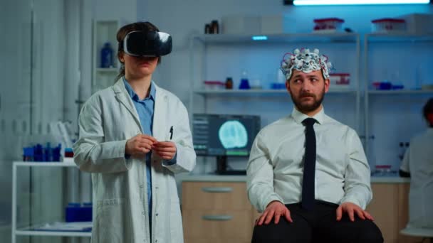 Scientifique neurologique utilisant l'inovation médicale en laboratoire portant des lunettes VR — Video