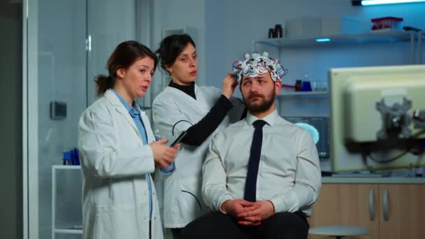 Pesquisadores neurológicos que explicam o resultado do tratamento — Vídeo de Stock