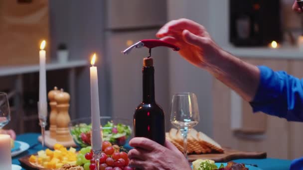 Eine Flasche Wein öffnen — Stockvideo