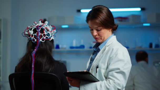 戴着性能良好的耳机(如耳机扫描脑)的女性病人 — 图库视频影像
