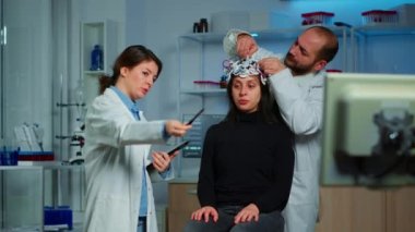 Tedavi sonuçlarını açıklayan profesyonel nörolojik araştırmacı