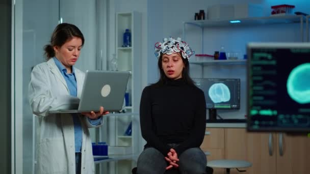 Médico neurologista especialista tomando notas no laptop — Vídeo de Stock